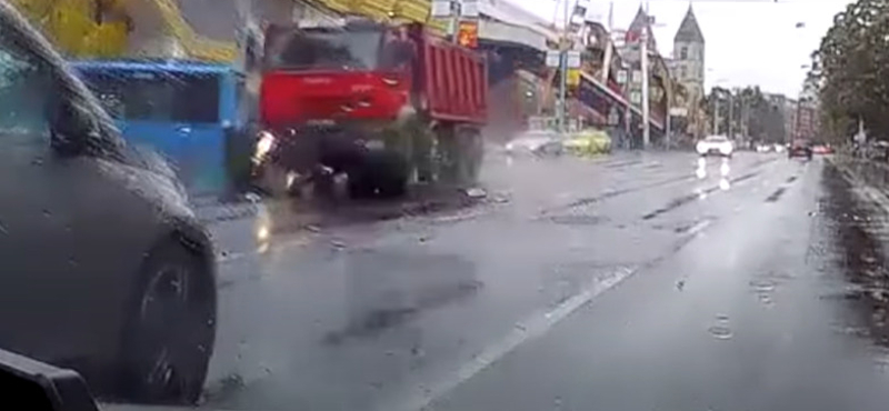 Videón, ahogy egy piroson áthajtó teherautó maga alá gyűr egy robogót a Lehel térnél