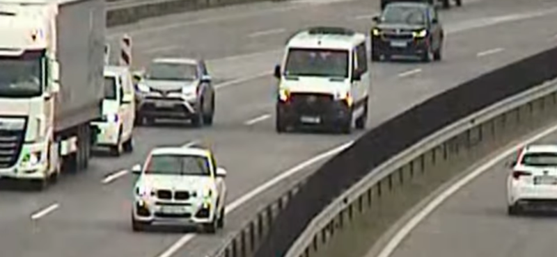 Az M0-s belső sávjában tolatott egy BMW-s - videó