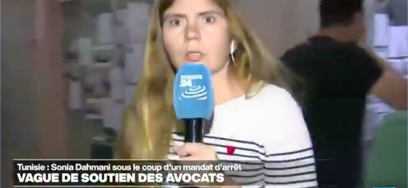 Élőben közvetítette a France24, ahogy Tunéziában a biztonsági erők őrizetbe vesznek egy ügyvédet