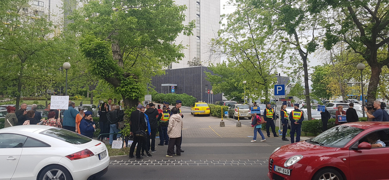 Tüntetéssel várták a Quaestor-károsultak a MOB-elnökválasztásra érkező Borkait – videó