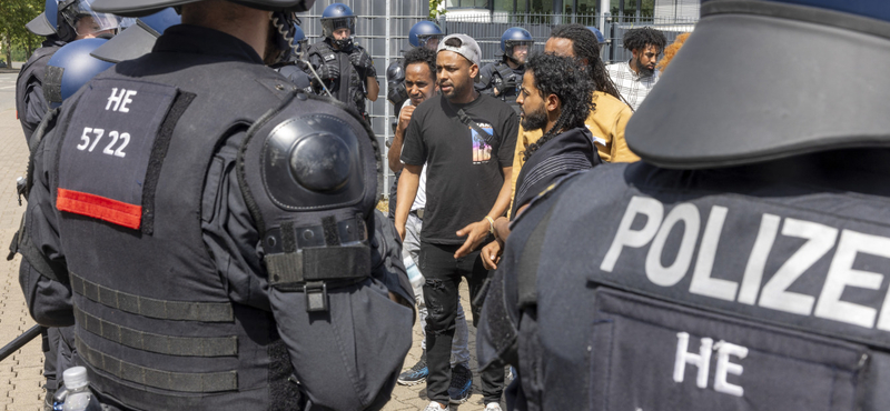 A saját kormányuk ellen tüntető eritreai menekültek csaptak össze Németországban a rendőrökkel