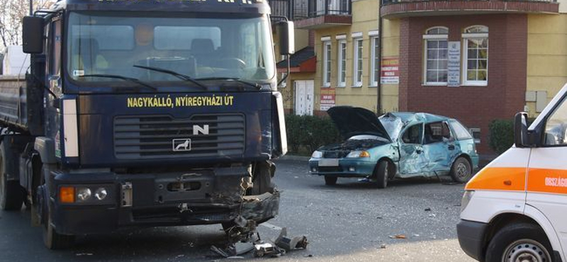 Kamiont talált el egy Suzuki Nyíregyházán - fotók