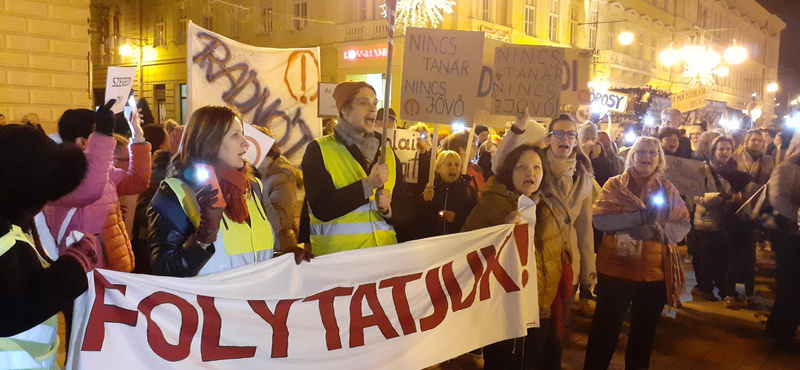 Szegeden a pénteki sztrájkra tüntetéssel hangolódtak a tanárok