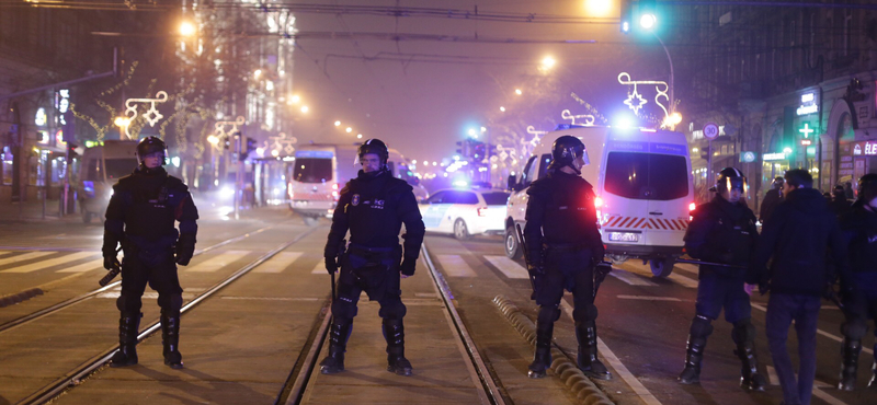 Videó: Rendőrségi furgon tolta előre az egyik tüntetőt a Nyugatinál