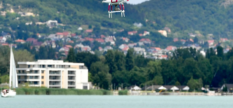 Drónok segítik a vízimentők munkáját a Balatonon