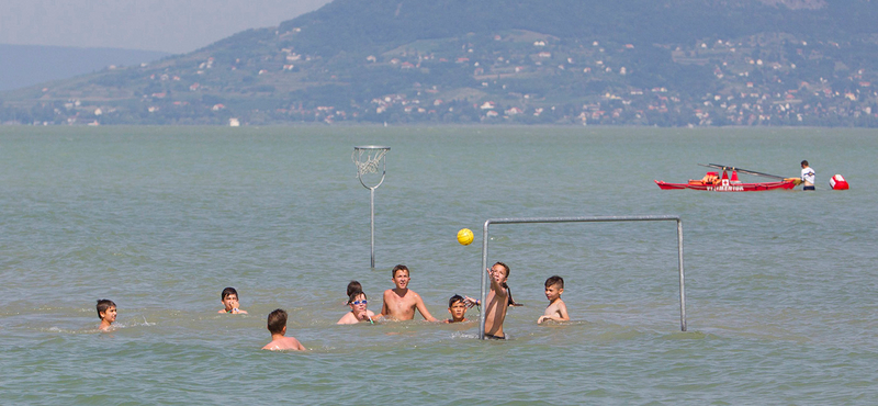 Tizenegy ember életét mentették meg a Balatonon