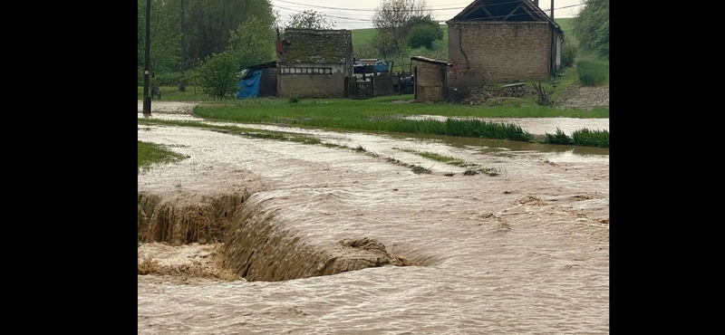 Villámárvíz mosta el a tolnai Jágónakot - képek