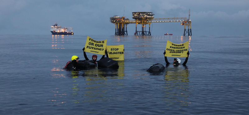 Olajfúrót foglaltak el a Greenpeace aktivistái