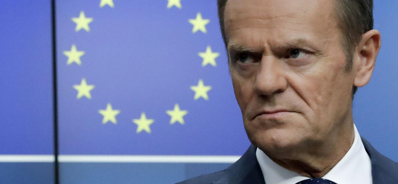 Donald Tusk odamondott az illiberális válságkezelésnek