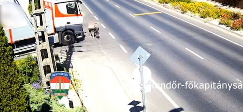 Le is szállt a járművéről a kerékpáros, hogy átmenjen a teherautó előtt, de az nem vette észre – videó