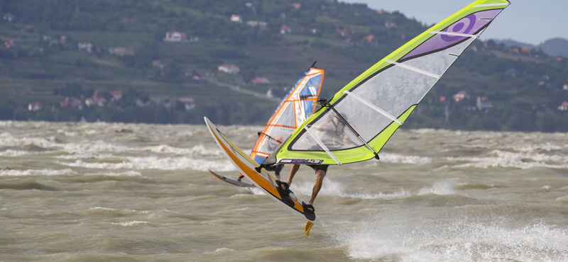 A szörfösöknek is komoly akadályokat hozott a vihar a Balatonon - fotók