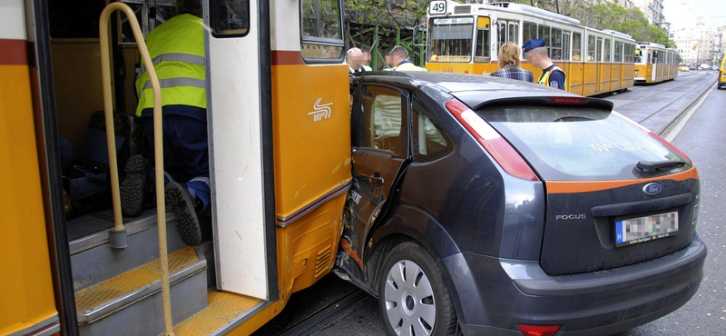 Fotó: Karambolozott a villamos a Múzeum körúton