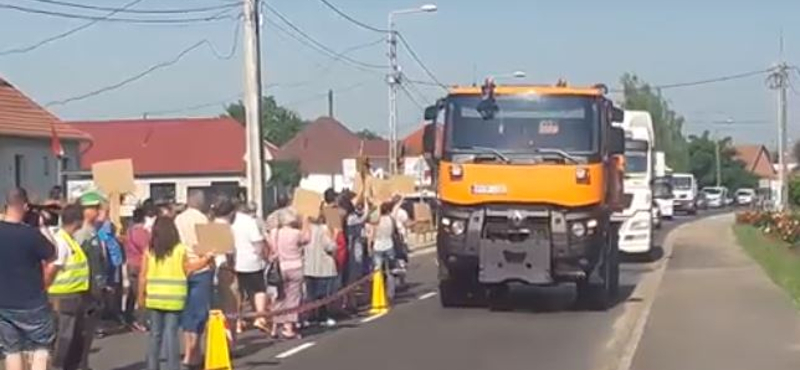 Videó: Elege lett a sok kamionból a sajószögedieknek, elállták a főút felét