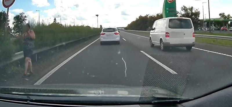 Az M3-as belső sávelválasztó sövényénél mobilozott egy nő – videó