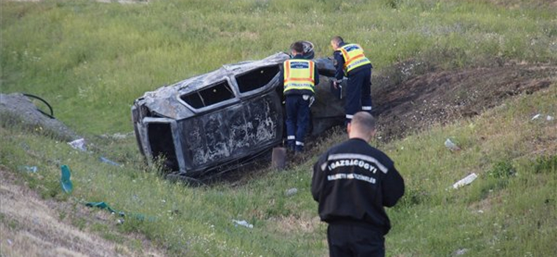 Kigyulladt egy autó az M5-ösön, egy ember meghalt