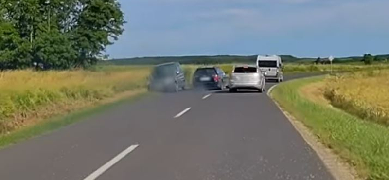 Érthetetlen előzésbe kezdett egy autós, hatalmasat kellett mentenie a szemből érkezőnek – videó