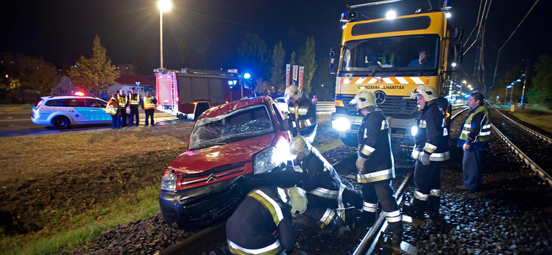 Fotók: a villamossínekre repült egy furgon a IV. kerületben