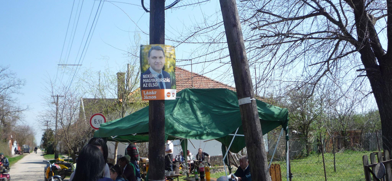 Apátfalva: Soros pénzéből építették az utat, de csak a Fidesz, mert jönnének az erőszakolós migránsok