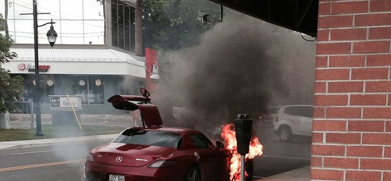 Molotov-koktélt dobtak egy Mercedes SLS AMG-re