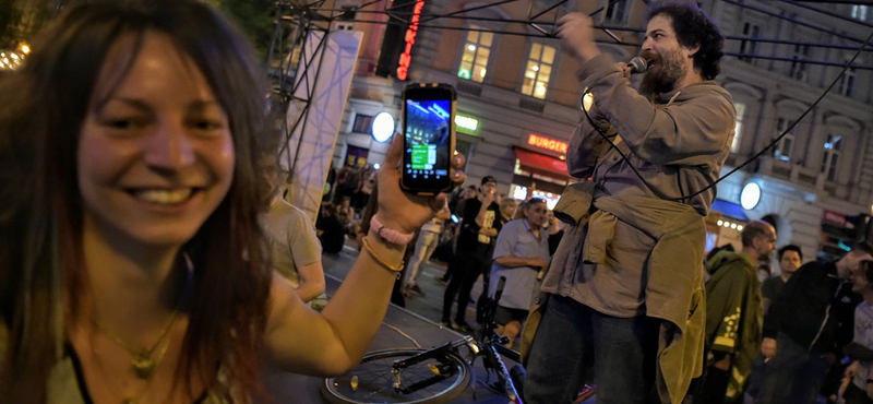 Az éjjel még nem ért véget - pár száz fős kemény mag az Oktogonnál tüntet