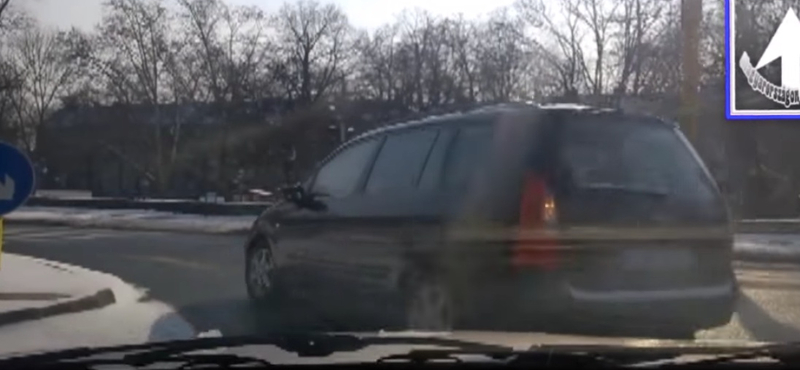 Ezért a manőverért simán megbukott volna egy forgalmi vizsgán a győri autós – videó