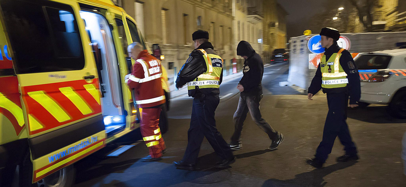 Fotó: rabszíjon vezetik a lenyomott trafikrablót