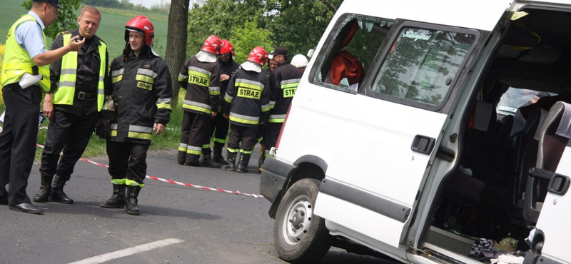 A tanárok szerint sem durrdefekt okozta a lengyel buszbalesetet