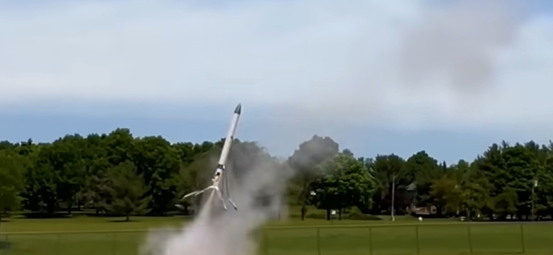 ¿Qué es SpaceX?  Un estudiante de secundaria construye un cohete capaz de aterrizar - vídeo