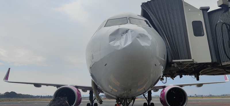 Olyan jégeső volt Szicíliában, hogy beverte egy Wizz Air-gép orrát – fotók