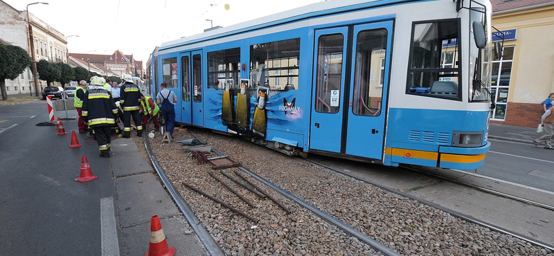 Kisiklott egy villamos Debrecenben – fotó