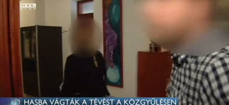 RTL: Rögzítették, ahogy megütötték a tévést a közgyűlésen