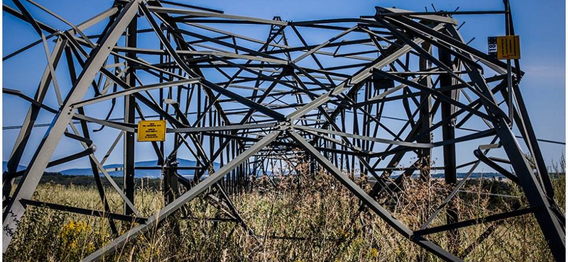 Félbehajtotta, összegyűrte a vezetéktartó oszlopokat a vihar Baranyában – fotók