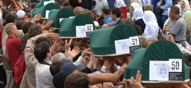 A srebrenicai népirtás áldozatainak számát festették a magyar nagykövetség kerítésére Szarajevóban