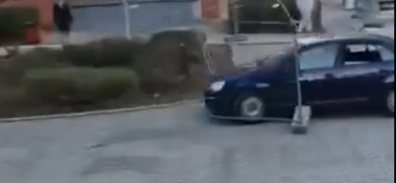 Józsefvárosi GTA: lopott autóval rongyolt át az útlezáráson, a Corvin Plázában kapták el a rendőrök – videóval