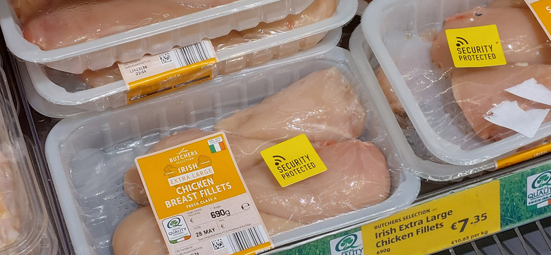 A húst, a sajtot és a kávét is extrán őrzik a brit szupermarketekben
