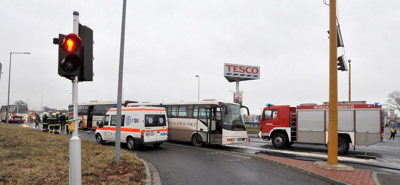 Buszok karamboloztak Sopronban, több sérült van