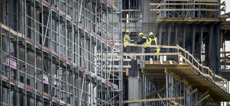 Jóval kevesebb idén az építőipari közbeszerzés, a tavalyi felére esett az önkormányzati megrendelések száma