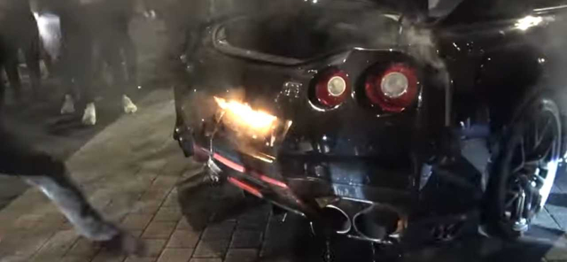 Addig túráztatták az utcán a Nissan 600 lóerős Godzilláját, hogy kigyulladt – videó