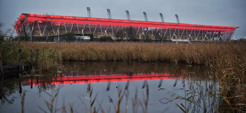 Magyarázatot kér a fehérvári önkormányzat, hogy került baktérium a stadion vizébe