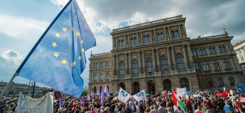 Átment az MTA-csonkító törvény a parlamenti bizottságon