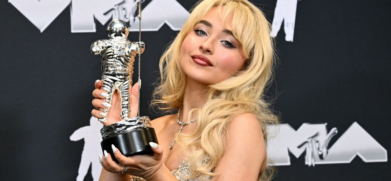 Beengedte Sabrina Carpentert a templomba, lett is botrány belőle