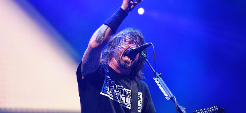 Dave Grohl elsírta magát a Foo Fighters dobosának emlékkoncertjén