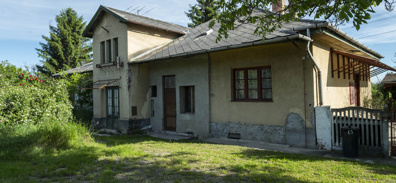 Családvédelem a hétköznapokban: az utcára került egy háromgyerekes család a MÁV bérlakásából