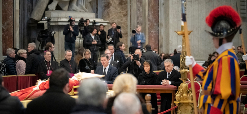 XVI. Benedeket pápának kijáró ceremóniával helyezik örök nyugalomra