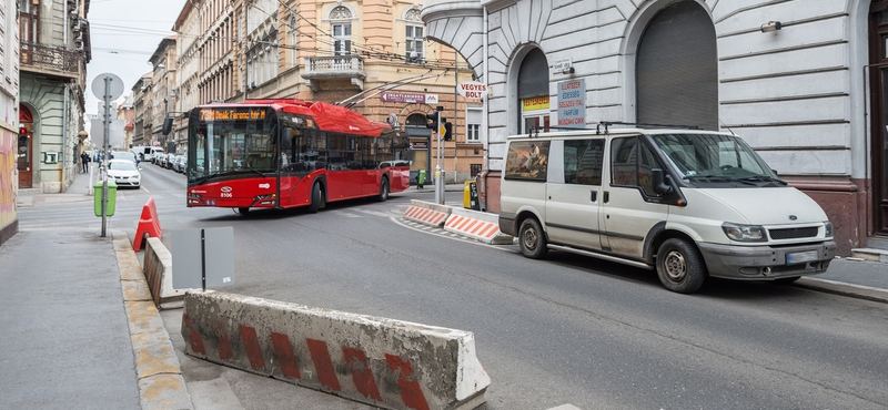 Betonterelőkkel védik a trolibuszok útvonalát a szabálytalanul parkoló autóktól