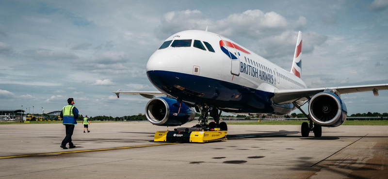 5 új gép állt szolgálatba a Heathrow repülőtéren, több száz tonnás repülőket tologatnak – videó