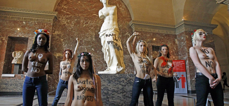 Sikerült a vetkőzés a Szent Péter téren: megint topless a Femen