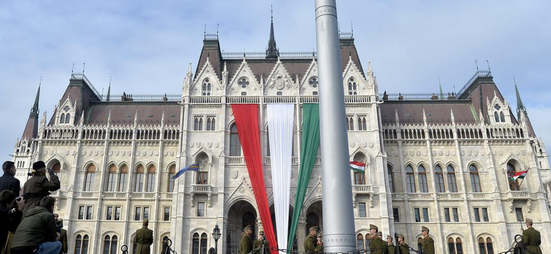 Nemzeti gyásznap: félárbócra eresztették a magyar zászlót