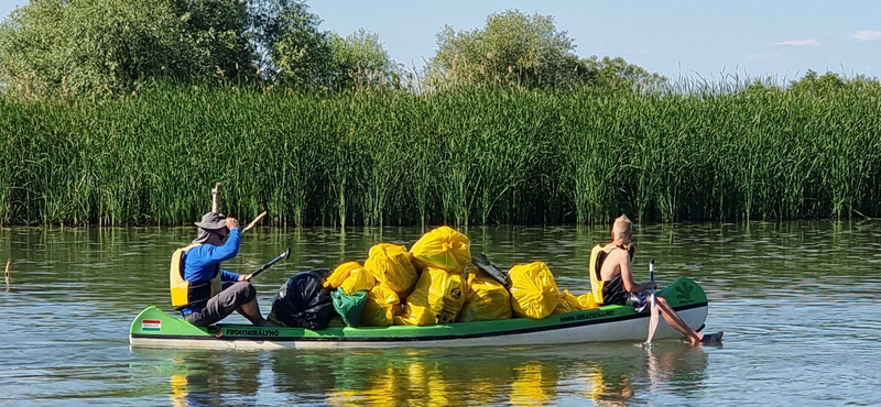 Tévékészüléket és autókarosszériát is találtak a Tisza-tóban a kenus hulladékgyűjtők