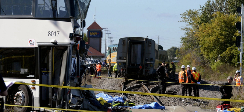 Emeletes busz és vonat ütközött össze Ottawában